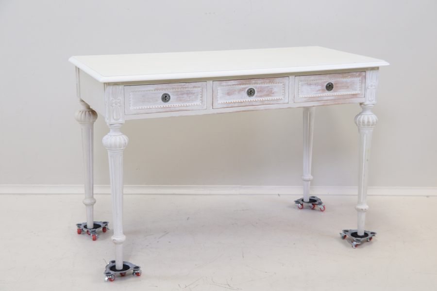 Skrivbord, 3 lådor, trä.