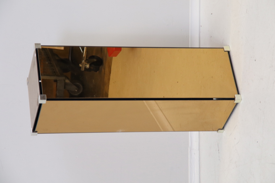 Piedestal, spegelglas/metall, 1900-tal.