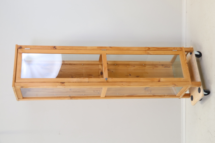 Vitrinskåp, trä/glas.