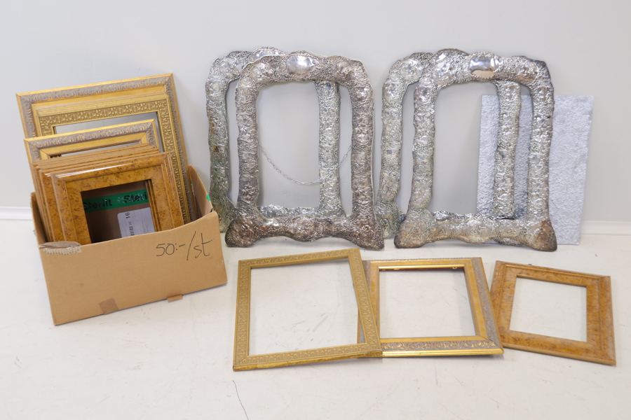 Ramar, ett parti, trä/plast.