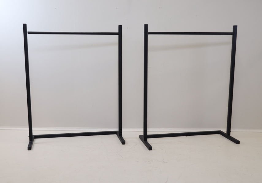 Klädställningar, 2 st, metall.