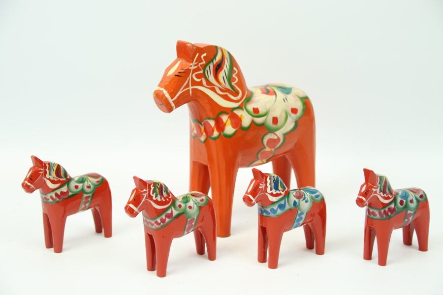 Dalahästar, 5 st, trä, O.A Olsson och Nils Olsson, Nusnäs.