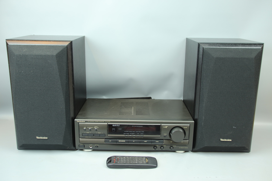 Technics, förstärkare SA EX-100, med fjärrkontroll, samt högtalare SB-CA10, ett par.