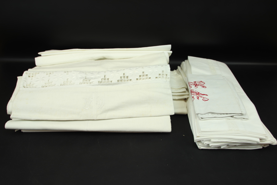 Lakan m.m, med spets och brodyr, ett parti.