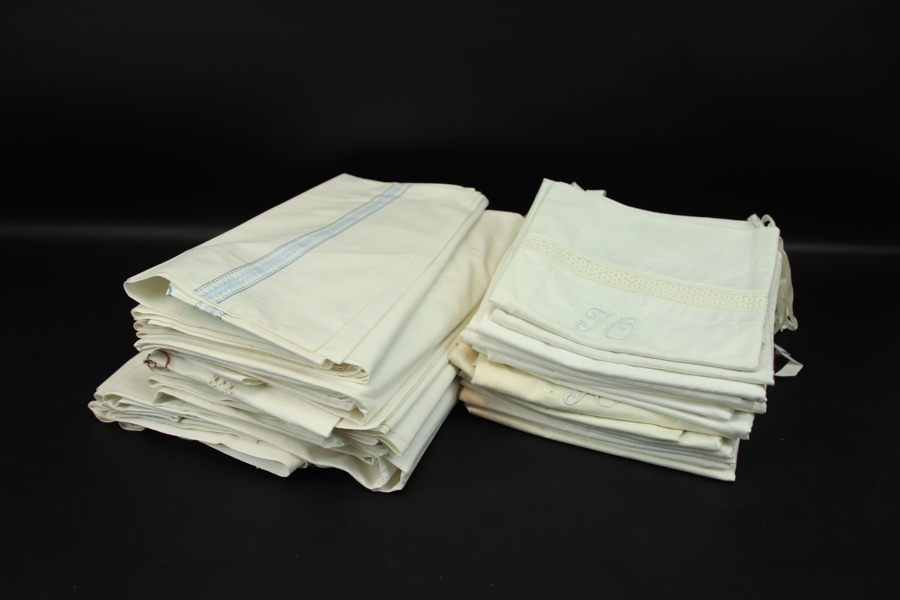 Lakan och örngott med spets och brodyr, ett parti.