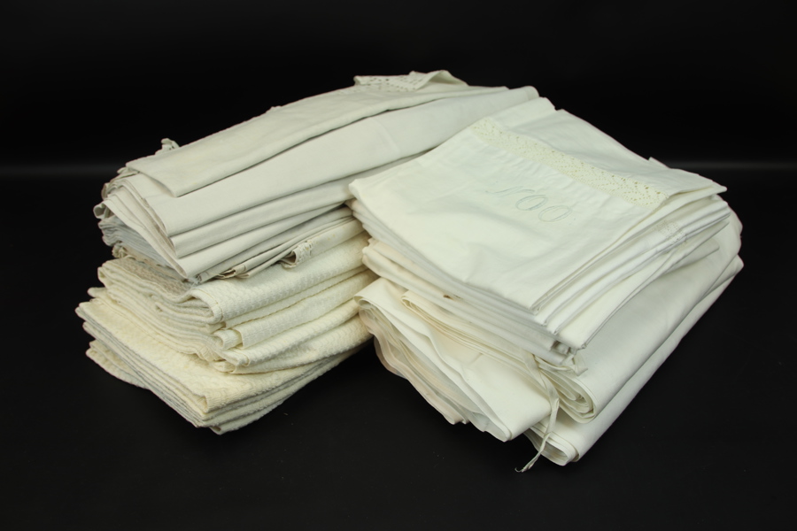 Lakan med spets och brodyr m.m, ett parti.