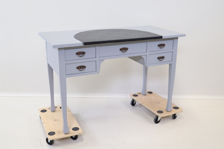 Skrivbord, 5 lådor, bemålat trä, 1900-tal.