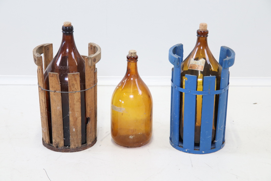 Bryggeriflaskor, 3 st, varav 2 st med träställning.