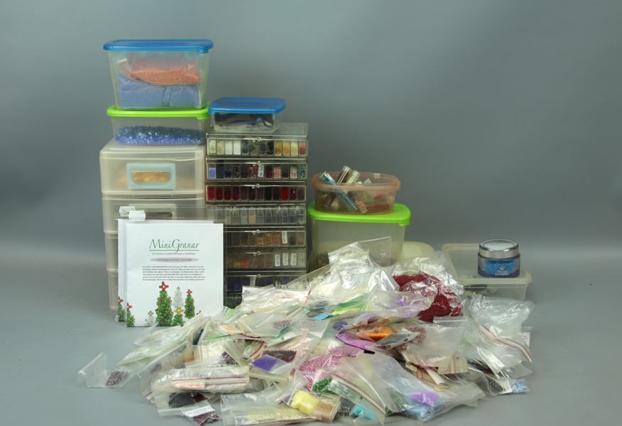 Pärlor m.m till smyckestillverking, ett parti. 