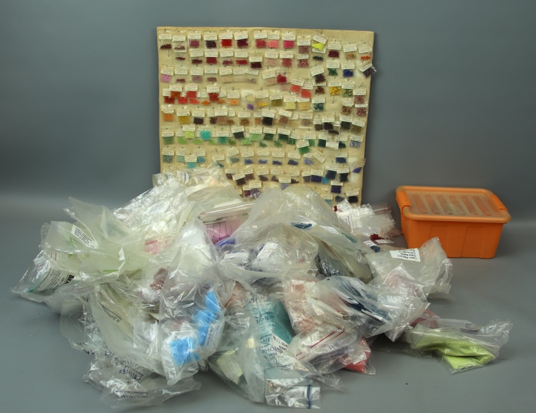 Pärlor m.m till smyckestillverking, ett parti. 