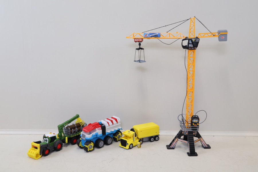 Leksakslyftkran och bilar, 1+3 st, plast, bl.a Dinkie Toys.