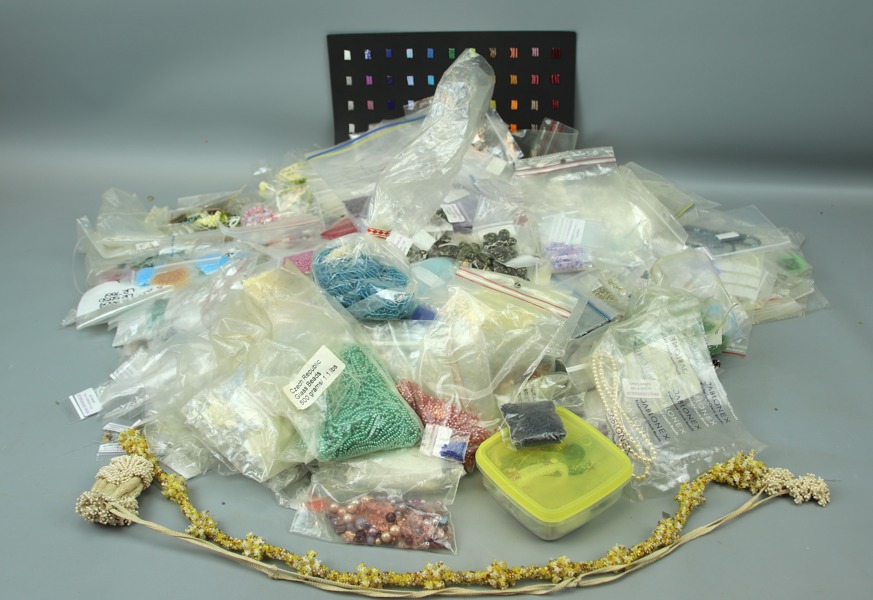 Pärlor m.m till smyckestillverkning, ett parti. 