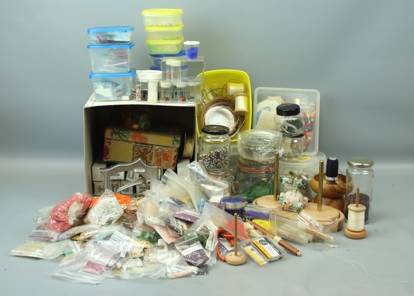 Pärlor m.m till smyckestillverking, ett parti. 