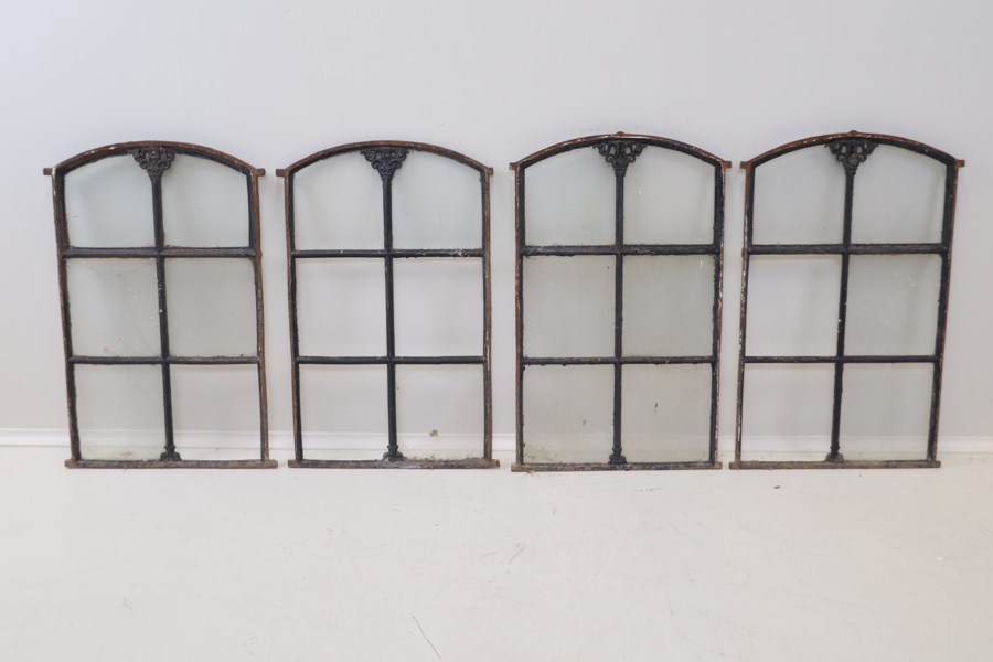 Fönster, 4 st, gjutjärn/glas.