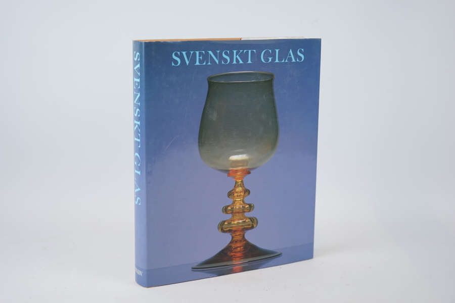Bok, "Svenskt Glas", Wahlström och Widstrand, omtryck 1999.