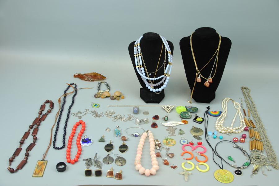 Bijouterier, ett parti, bl. a silver.