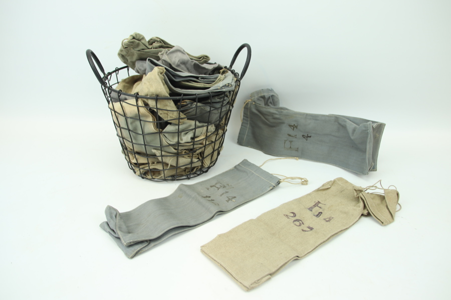 Påsar för vinflaskor, ett parti, textil, samt korg, metall.