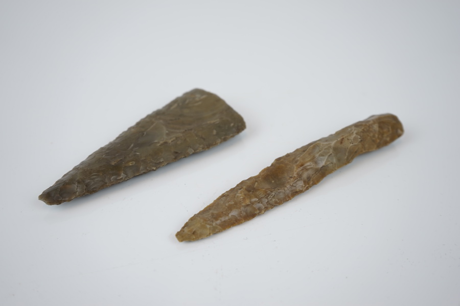 Flintdolk och spjutspets, sannolikt neolitikum.