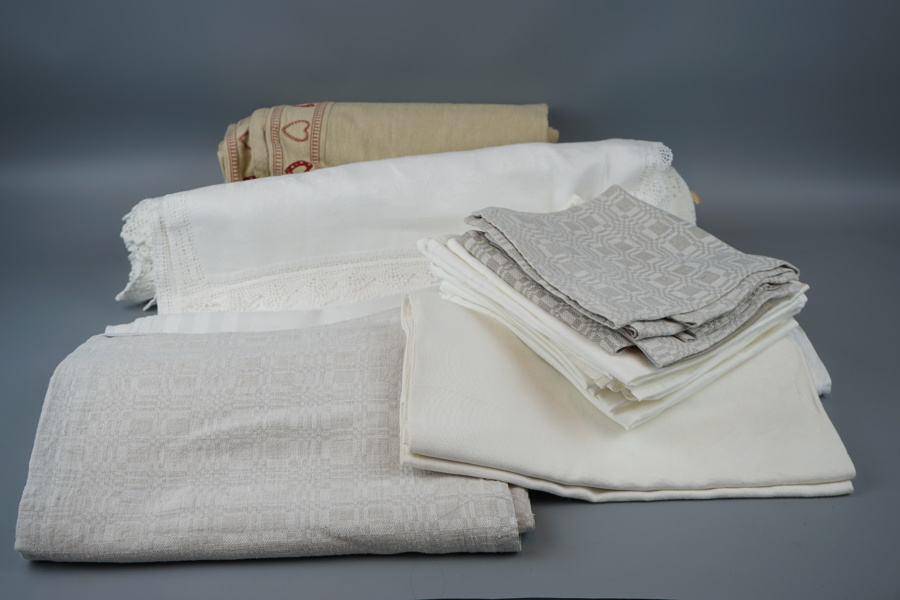 Bordsdukar och servetter , ett parti.