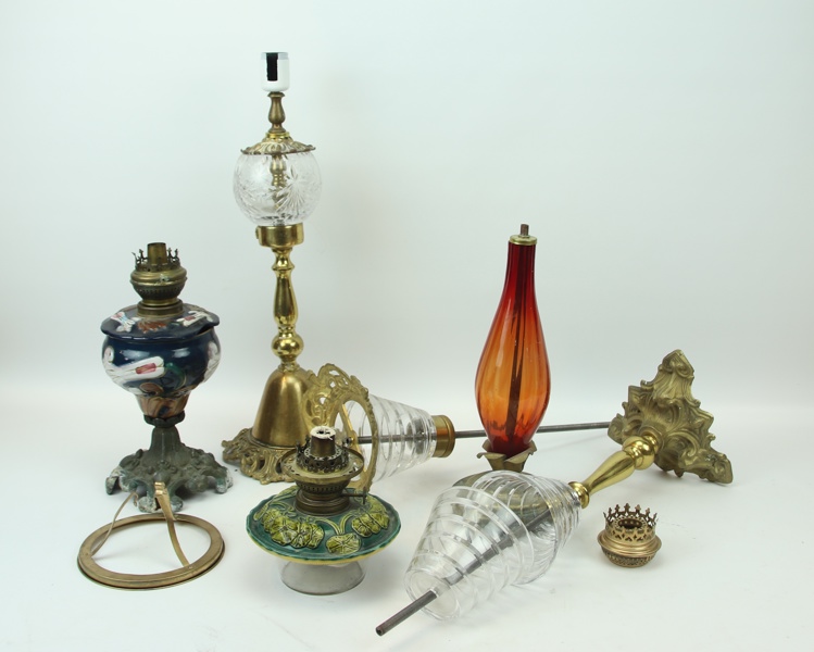 Delar till fotogenlampor, ett parti, glas/mässing/porslin.