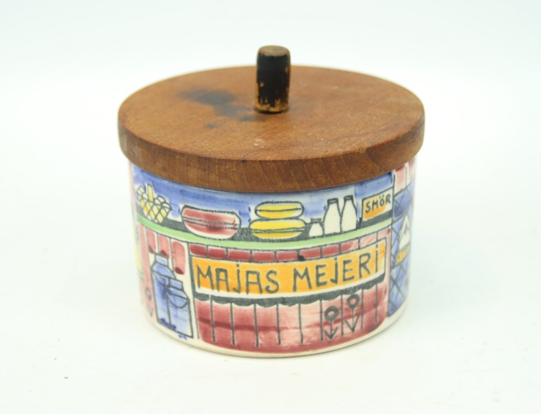 Anita Nylund, burk med lock, keramik/teak, "Majas Mejeri, ur serien "Vår lilla stad", Jie.