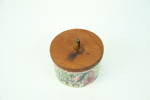 Anita Nylund, burk med lock, keramik/teak, "Majas Mejeri, ur serien "Vår lilla stad", Jie.