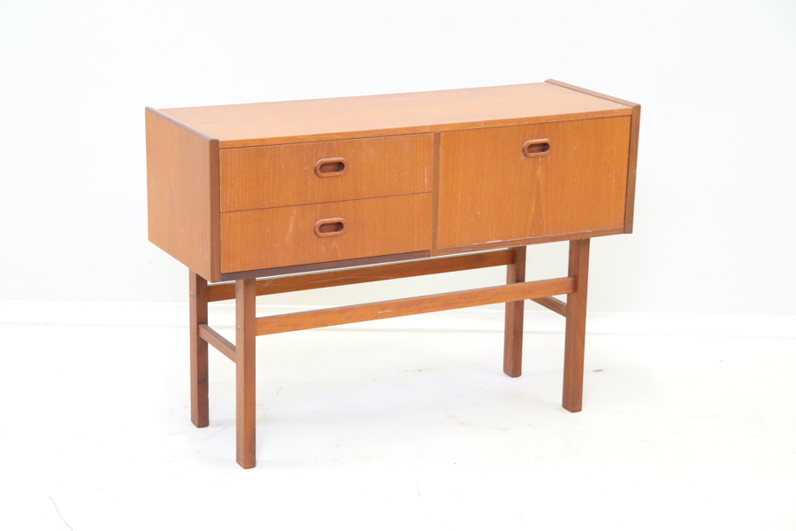 Hallbyrå, 2 lådor och lucka, teak, 1900-talets andra hälft.