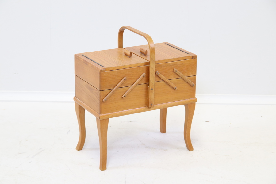 Syskrin på ben, trä.