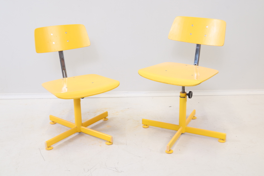 Kontorsstolar, 2 st, trä/metall, höj/sänkbara, snurrbara.