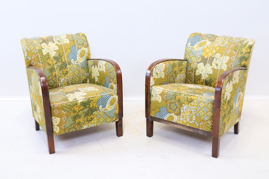 Fåtöljer, ett par, textil/trä. 1900-talets första hälft.