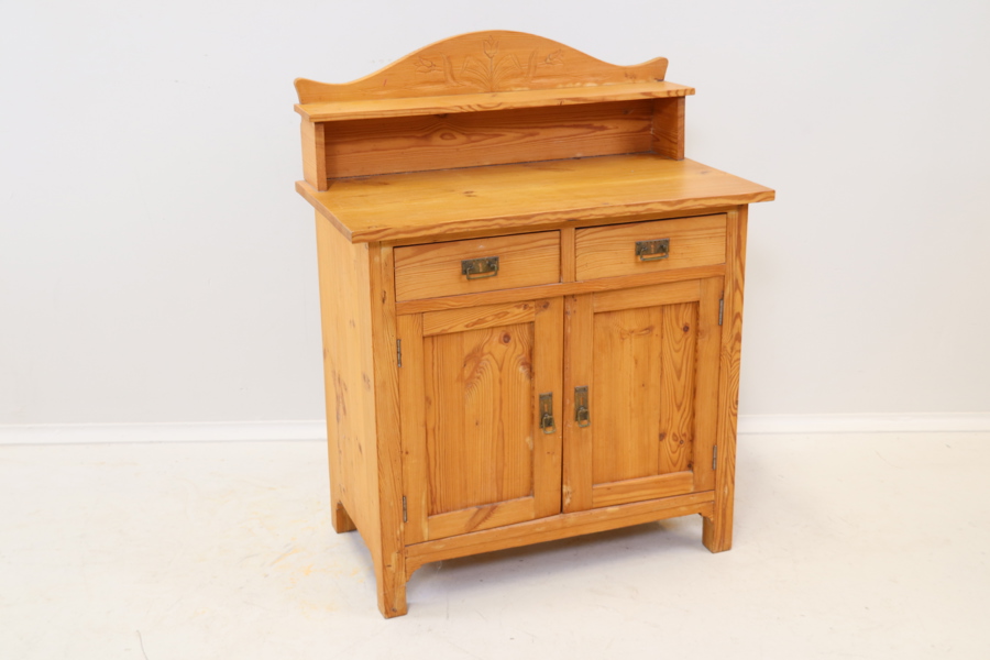 Kommod, avlutad furu, 1900-tal.