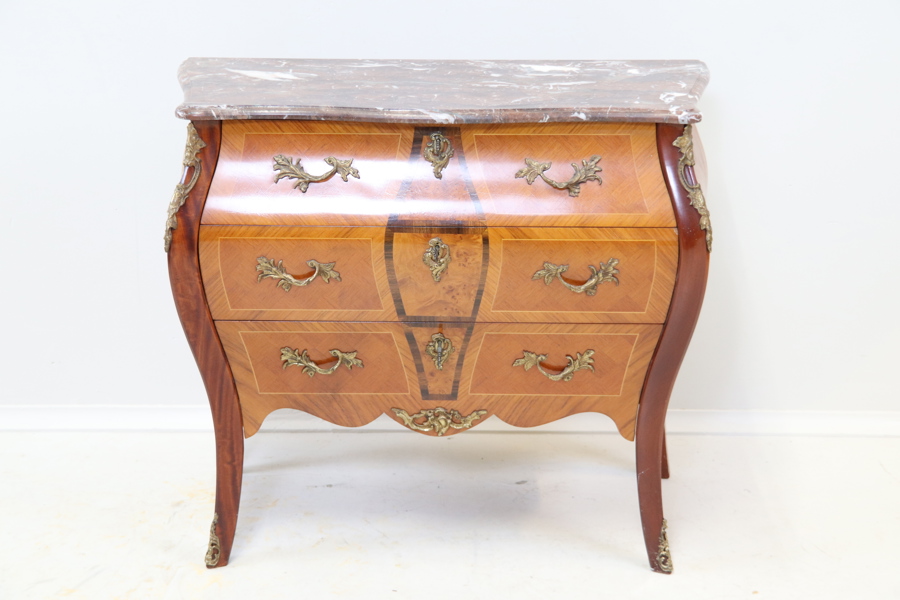 Stilbyrå, 3 lådor, trä/marmorskiva, rokokostil, 1900-tal.