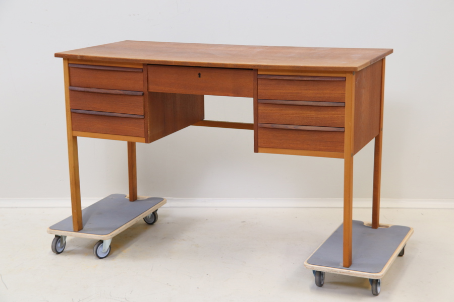Skrivbord, 7 lådor, teak, 1900-talets andra hälft.