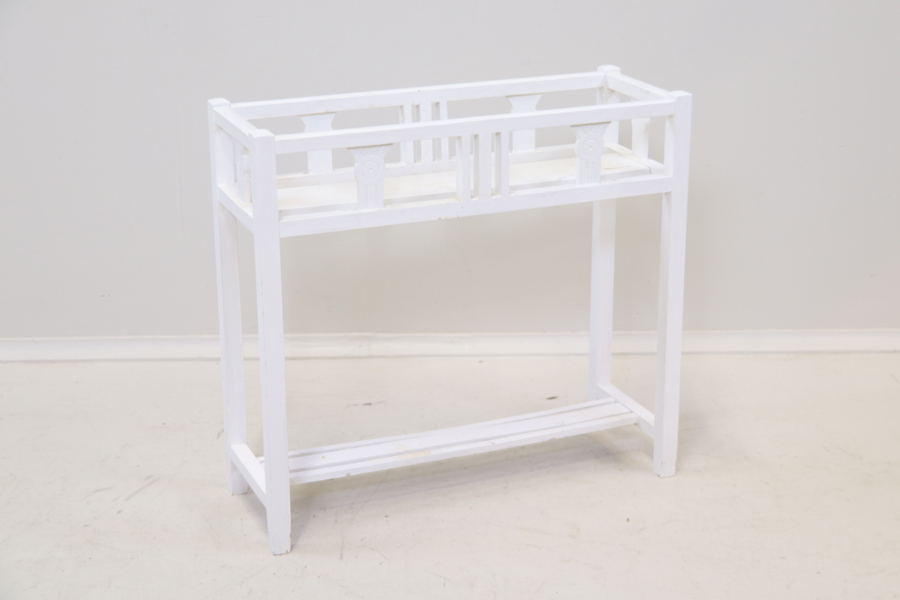 Blombord, bemålat trä.