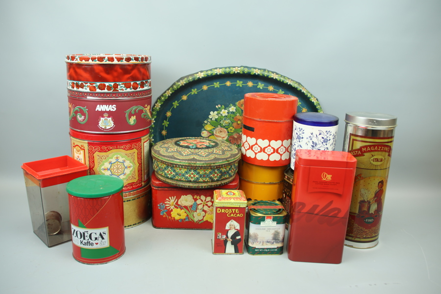 Plåtburkar m.m, 17 delar, 1900-tal.