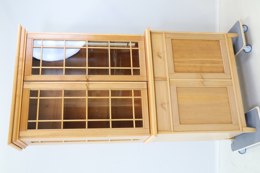 Vitrinskåp med belysning, 2 skåp och 2 lådor, trä/glas.