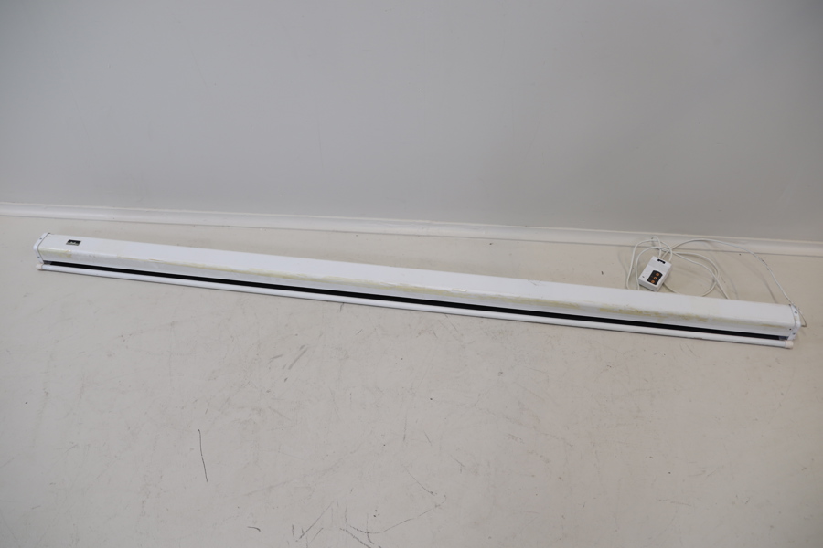 Projektorduk, metall/plast, samt fjärrkontroll, Multibrackets.