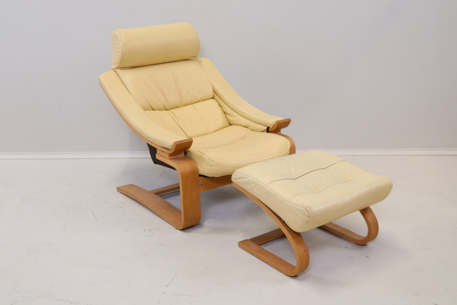 Åke Fribyter, fåtölj samt fotpall, skinn/trä, "Kroken", Nelo Möbler.