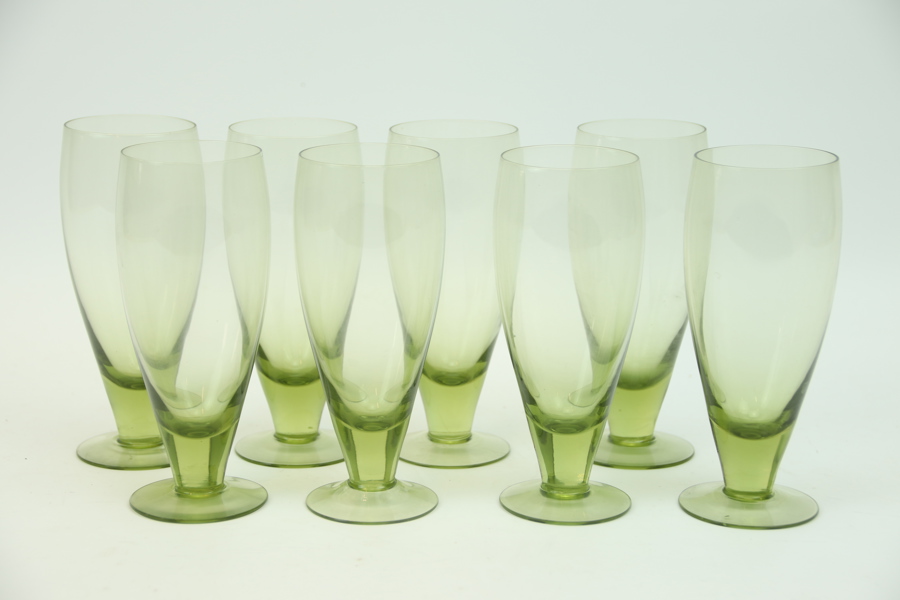 Ölglas på fot, 8 st, gröntonat glas.