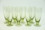 Ölglas på fot, 8 st, gröntonat glas.