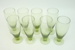 Ölglas på fot, 8 st, gröntonat glas.