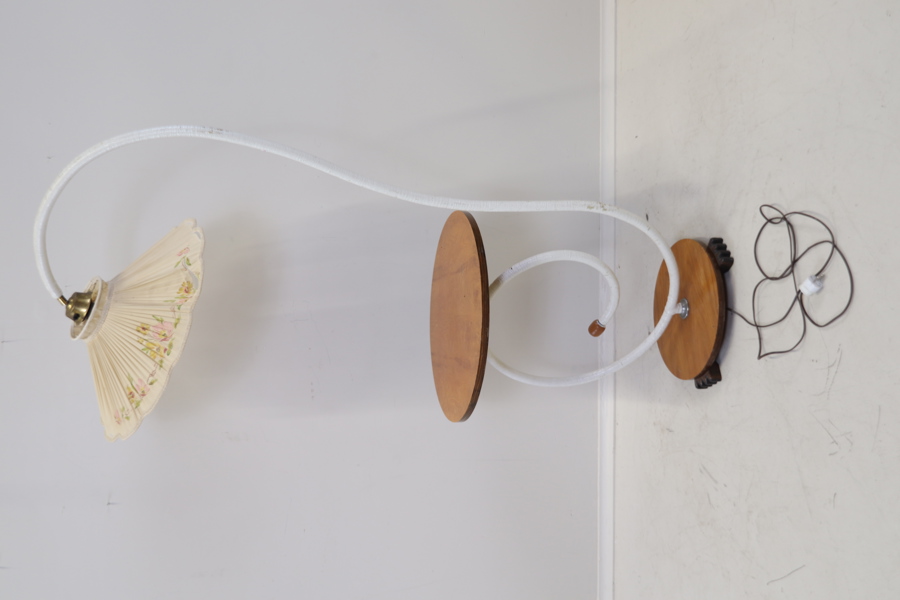 Golvlampa med bord, justerbar lampa, trä/metall/textil, 1900-talets mitt.