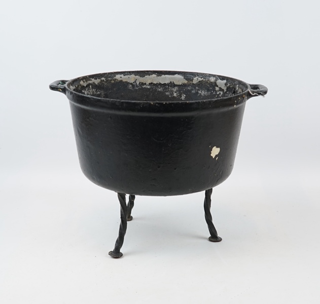 Trefotsgryta, metall/smide.