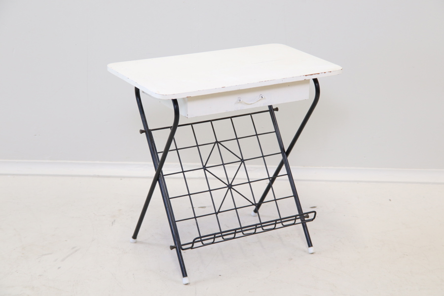 Tidningsbord, bemålad teak/string, "Numretto", K.A. Fredriksson, Värnamo, 1900-talets andra hälft.