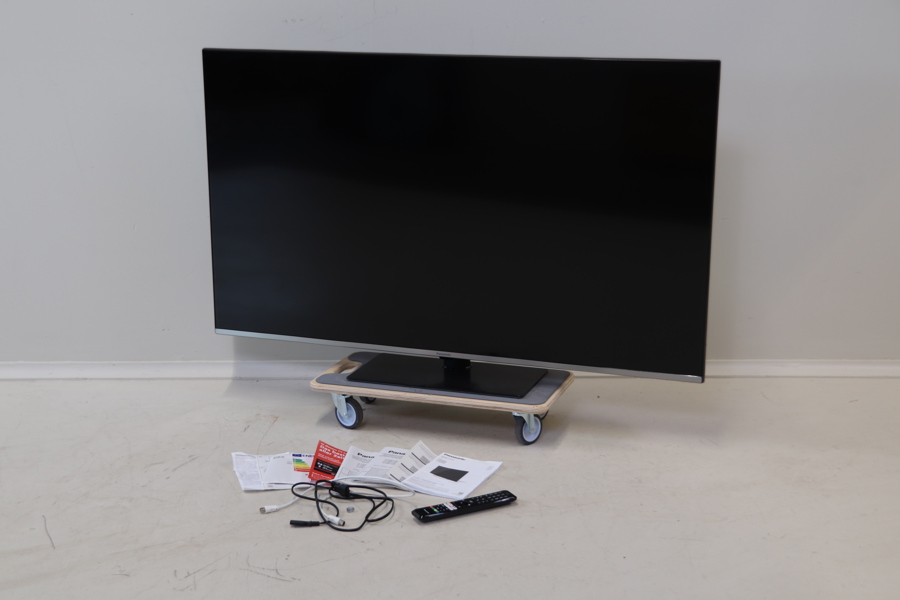 Smart-TV, Panasonic TX-55MX710E, med fjärrkontroll samt tillbehör.