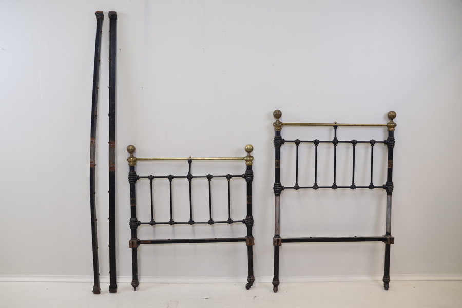 Sängram på hjul, metall.