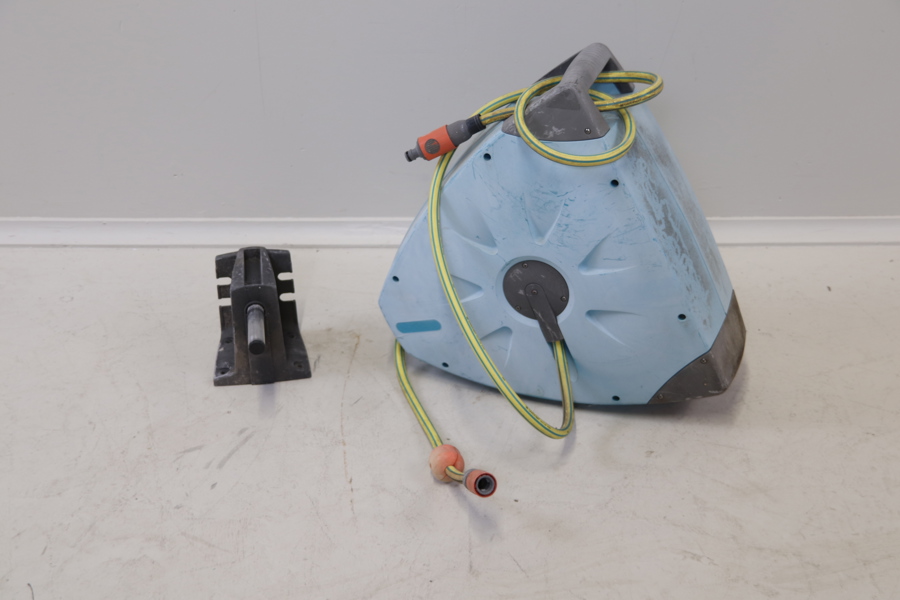 Slangvinda med slang, plast och väggfäste, Gardena.