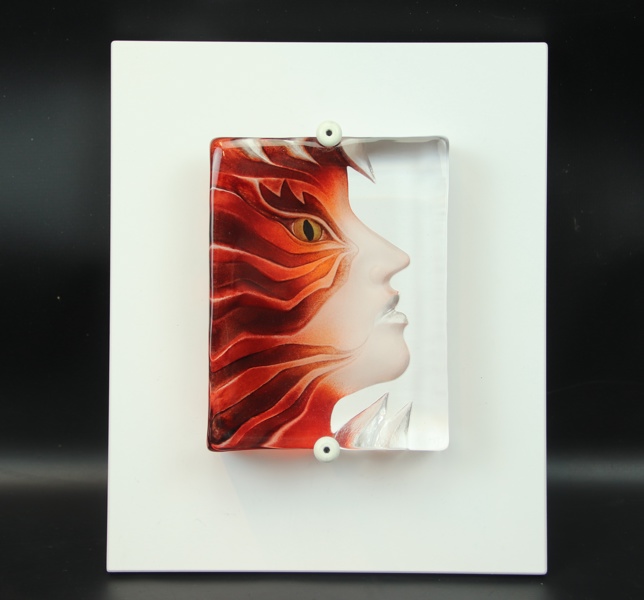 Mats Jonasson, konstglas på träplatta, Målerås, monogramsignerad MJ.