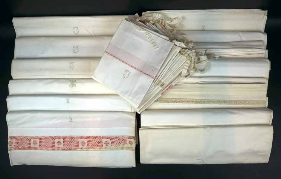 Lakan och örngott, ett parti, linne.