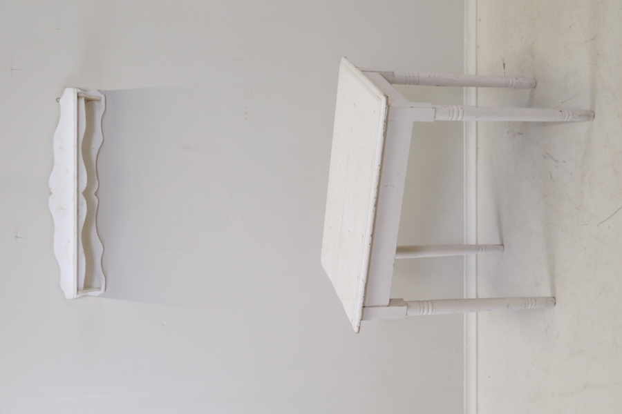 Bord och vägghylla, trä.